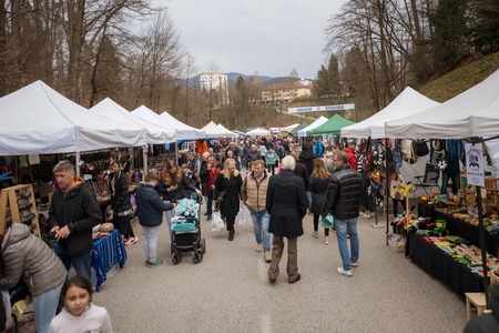 Črna nedelja na Ravnah znova združila tradicijo, kulinariko in živahno dogajanje (9)